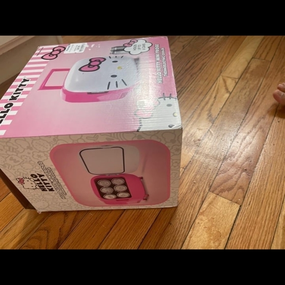 Hello Kitty Pink Mini Fridge - Picture 4 of 8